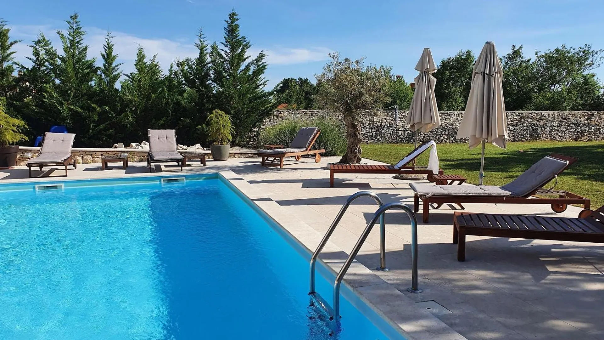 Charmante Villa Histra Mit Pool Und Grossem Garten Cabrunici